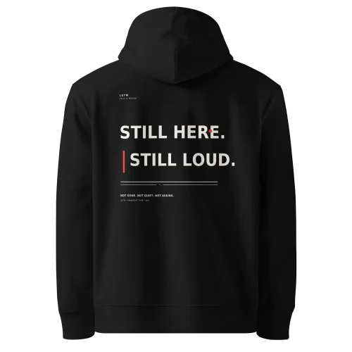 Streetwear-Hoodie, Bio-Baumwolle, Schwarz - Still Here. Still Loud.